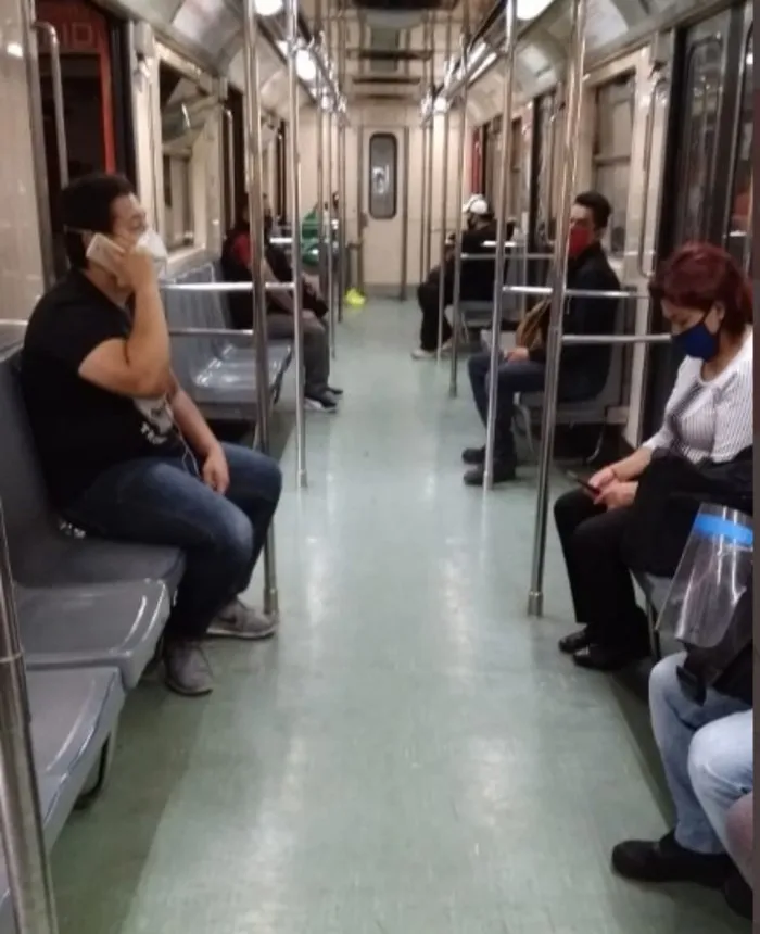 TWITTER@METROCDMX Ciudadanos capitalinos con cubrebocas en el Metro