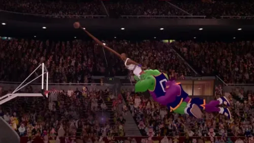 ESPECIAL Jordan intenta clavar el balón en el juego contra los 'Monstars'