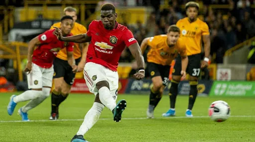 Paul Pogba tirando un penal con Manchester United