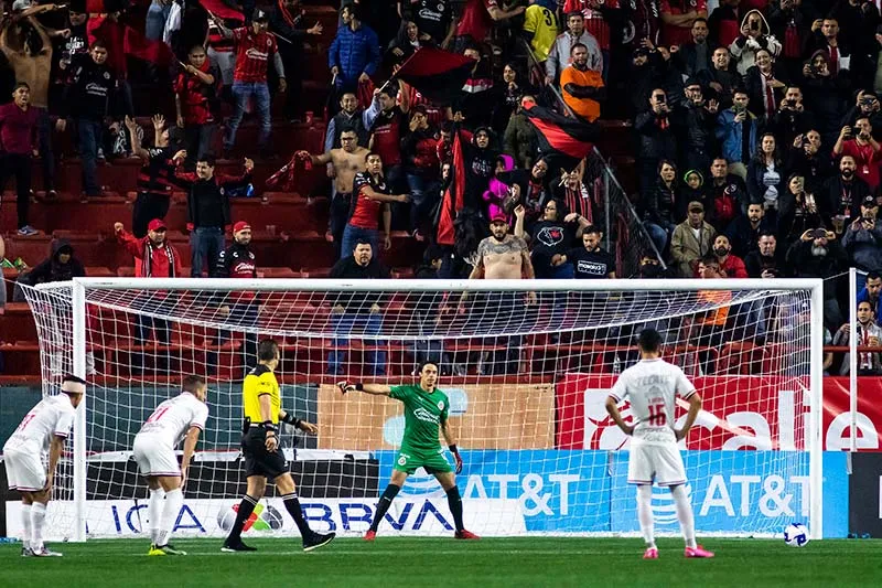 El guardameta durante el cobro de un penalti