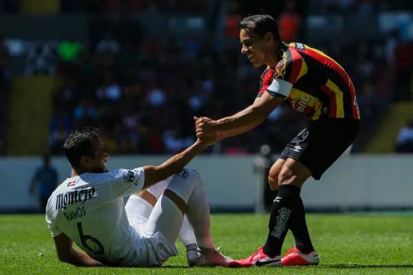 Omar Bravo ayudando a César Ramos de Venados de Mérida
