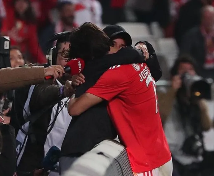 INSTAGRAM @JOAOFELIX79 Joao Félix abraza a su hermano tras marcar un gol con Benfica