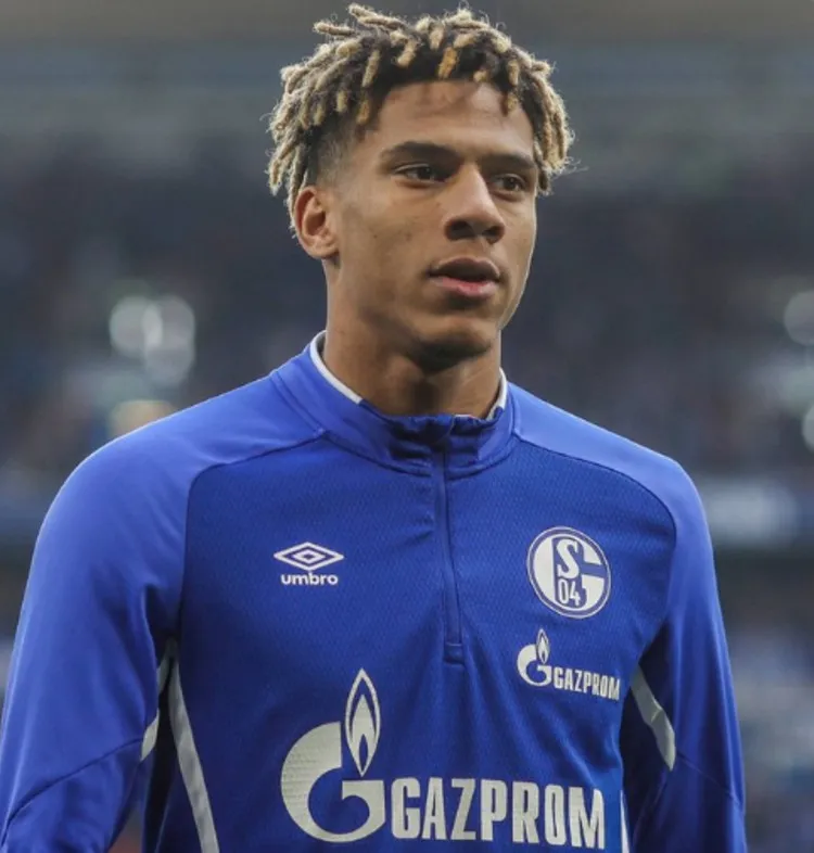 TWITTER@S04 Jean-Clair Todibio en un calentamiento del Schalke 04