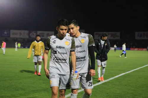 Jugadores de Dorados de Sinaloa al final de un partido