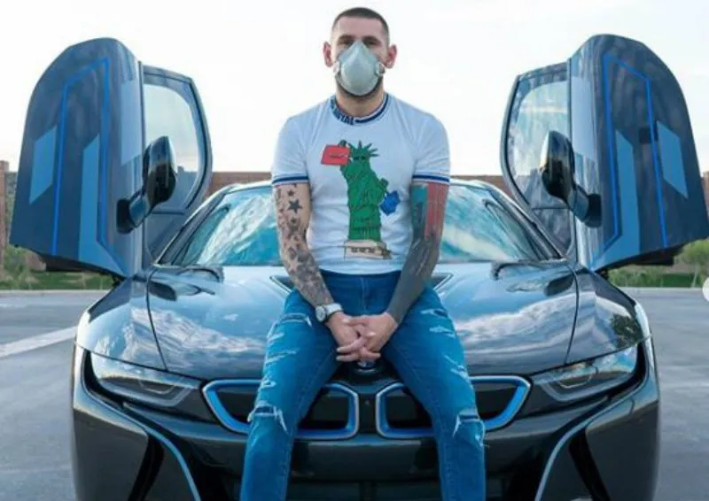 Jonathan Orozco celebro con su auto