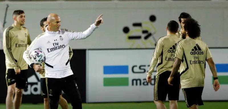 Zinedine Zidane en un entrenamiento con el Madird
