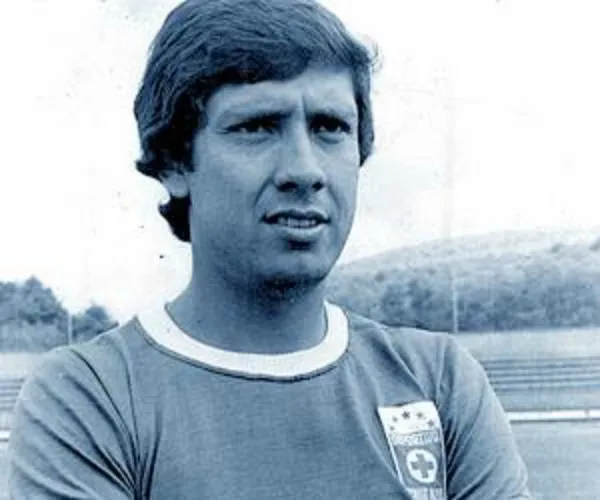 Carlos Jara Saguier vistiendo los colores de Cruz Azul