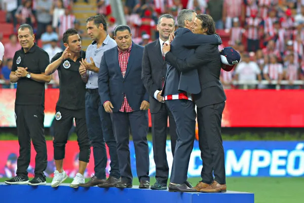 Higuera apreciando el abrazo de Vergara y Almeyda