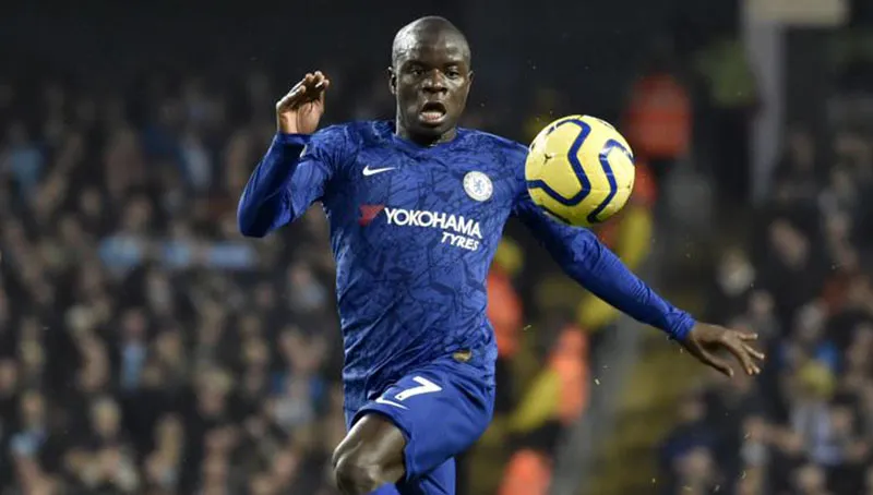 Kanté durante un duelo con Chelsea en Premier League