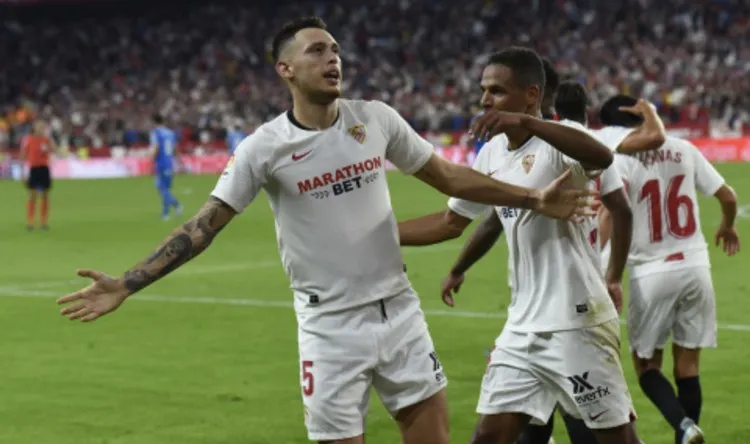 Lucas Ocampo celebrando un gol con Sevilla