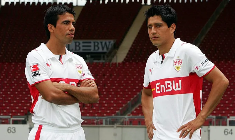Pável Pardo y Ricardo Osorio posan con la camiseta del Stuttgart