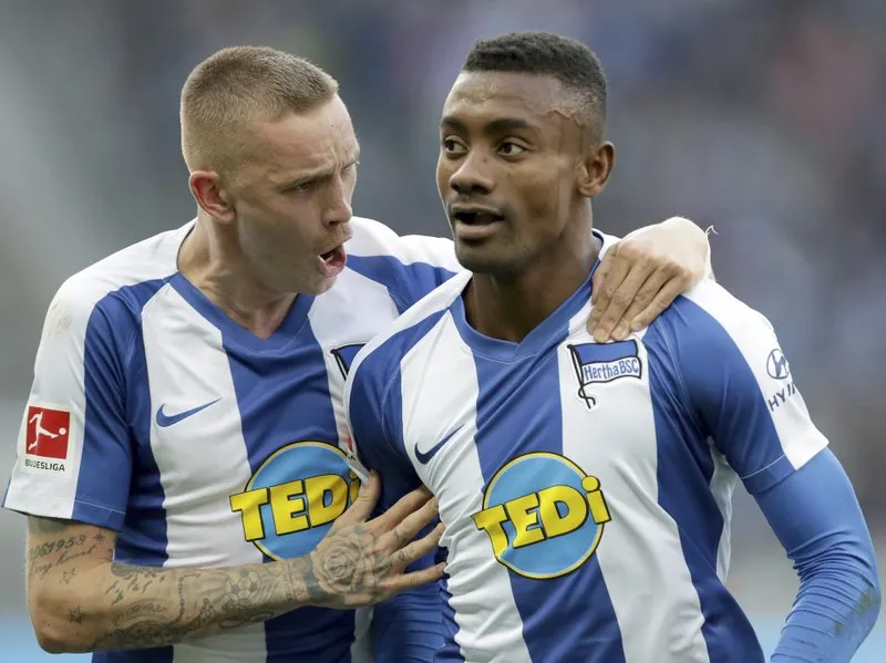 Kalou festejando una anotación con Hertha Berlín