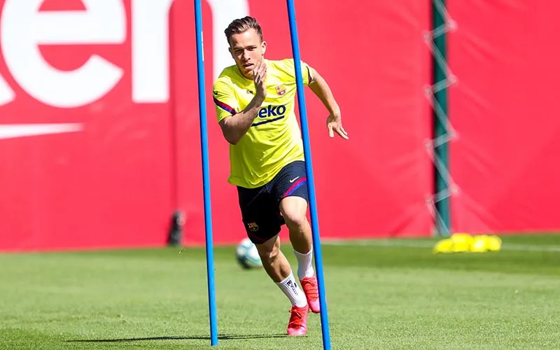 Arthur durante un entrenamiento con Barcelona