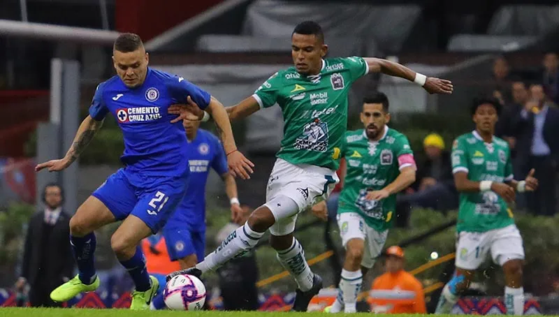 Cabecita Rodríguez pelea un balón en el Estadio Azteca