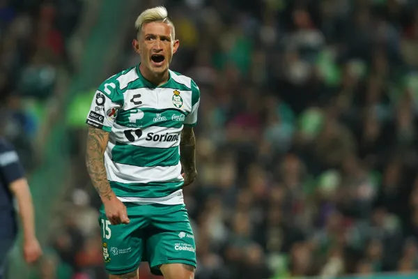 Brian Lozano en queja en un partido con Santos Laguna