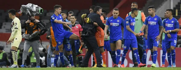 Siboldi en abrazo con José de Jesús Corona