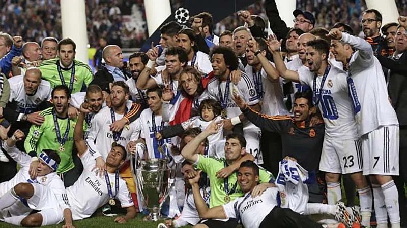 Jugadores Del Real Madrid posan con la Champions League