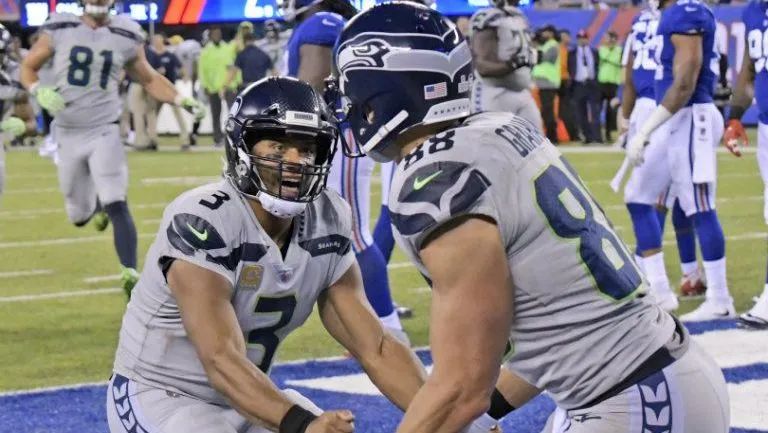 AP Russell Wilson y Jimmy Graham celebran TD de Seattle