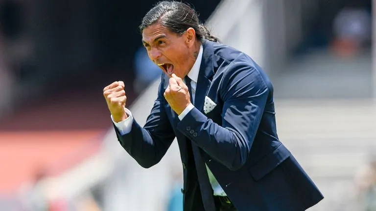 IMAGO7 Palencia grita en el banquillo durante un juego de Pumas