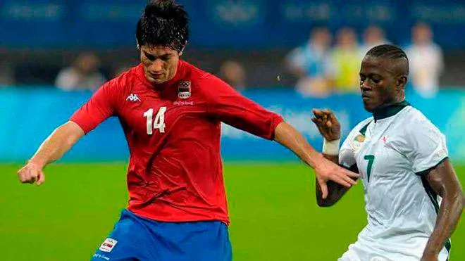 ESPECIAL El exjugador en un partido con Serbia