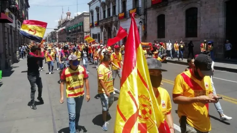 Fanáticos de Monarcas durante la protesta
