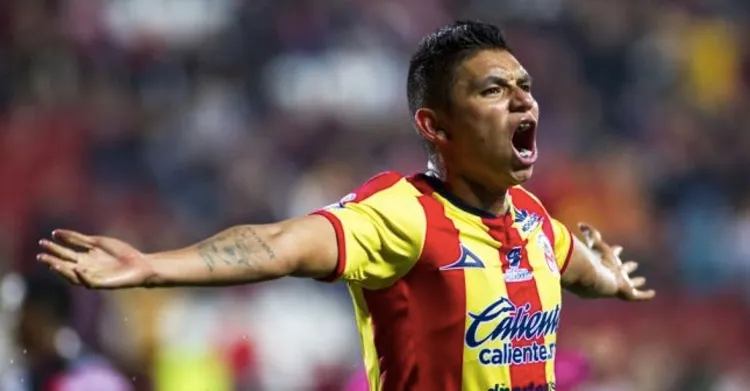 Sansores celebra un gol con la Monarquía en Morelia