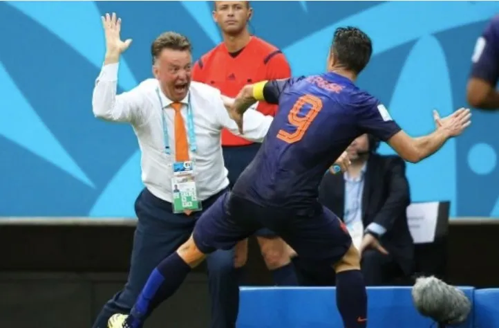 AP Robin y Van Gaal celebran un triunfo de Holanda en el Mundial