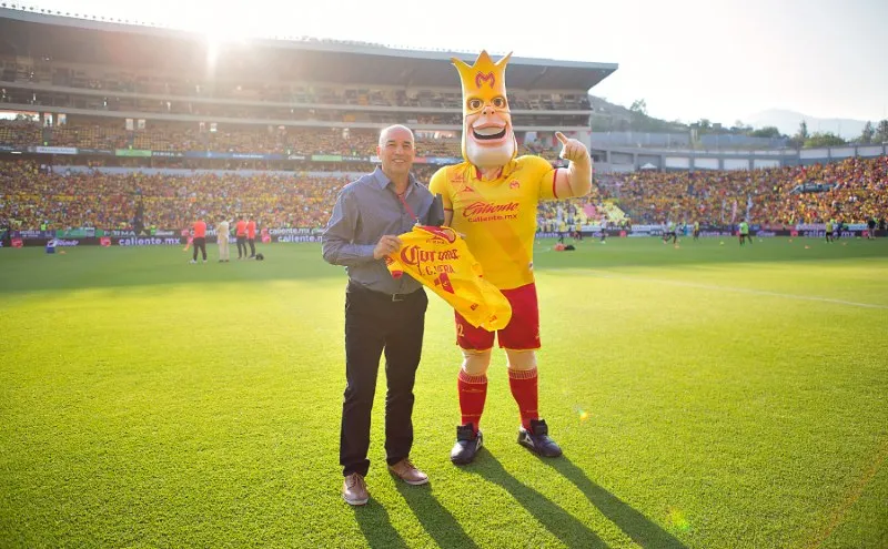 Juan Carlos Vera junto a la mascota de Morelia