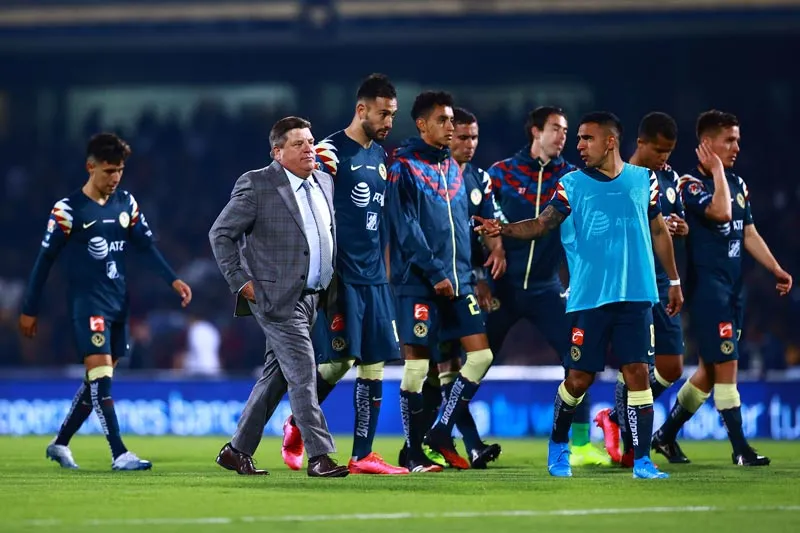 IMAGO7 El Piojo se retira de la cancha junto a sus jugadores