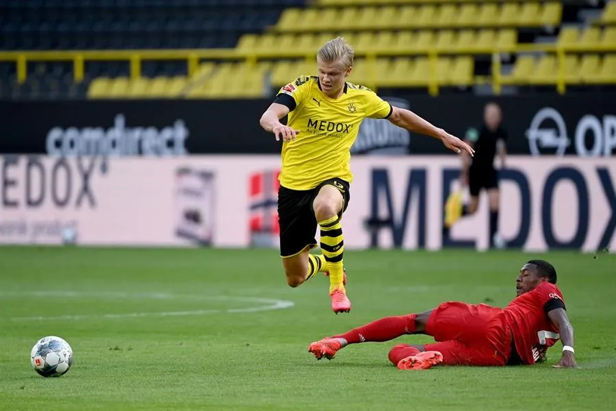 Erling Haaland durante un partido con Borussia Dortmund