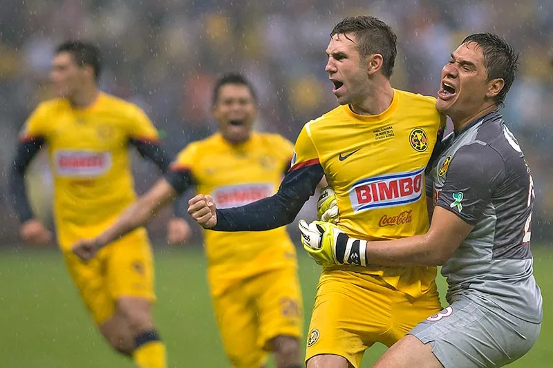 Moi celebra junto a Layún en la Final de 2013