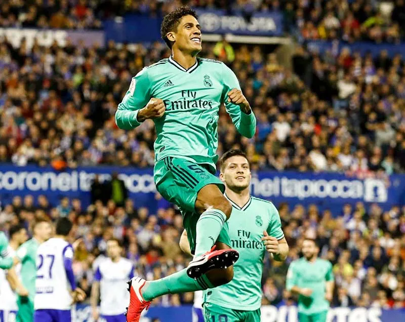 Varane festeja un gol con el Real Madrid