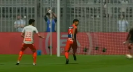 ESPECIAL Alxis Vega a punto de anotar con las eChivas