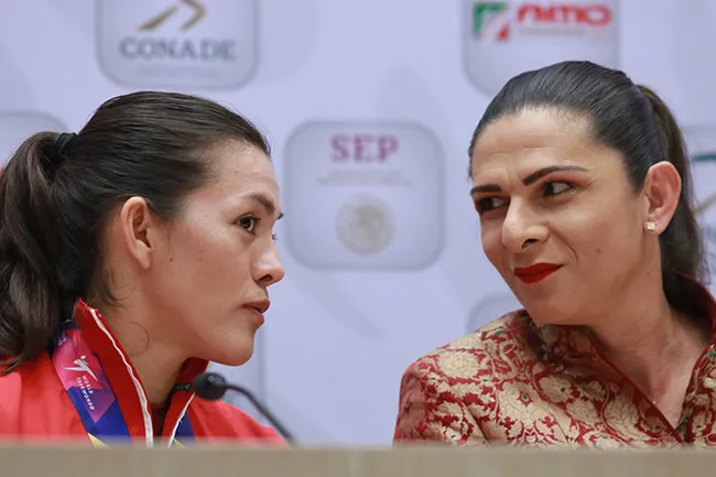 Espinoza conversa con Ana Guevara en una competencia