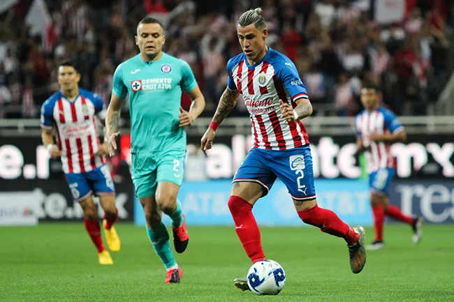 IMAGO7 Calderón conduce el esférico ante la mirada de Cabecita Rodríguez