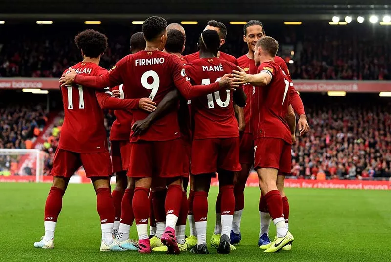Jugadores del Liverpool celebran un gol en la Premier