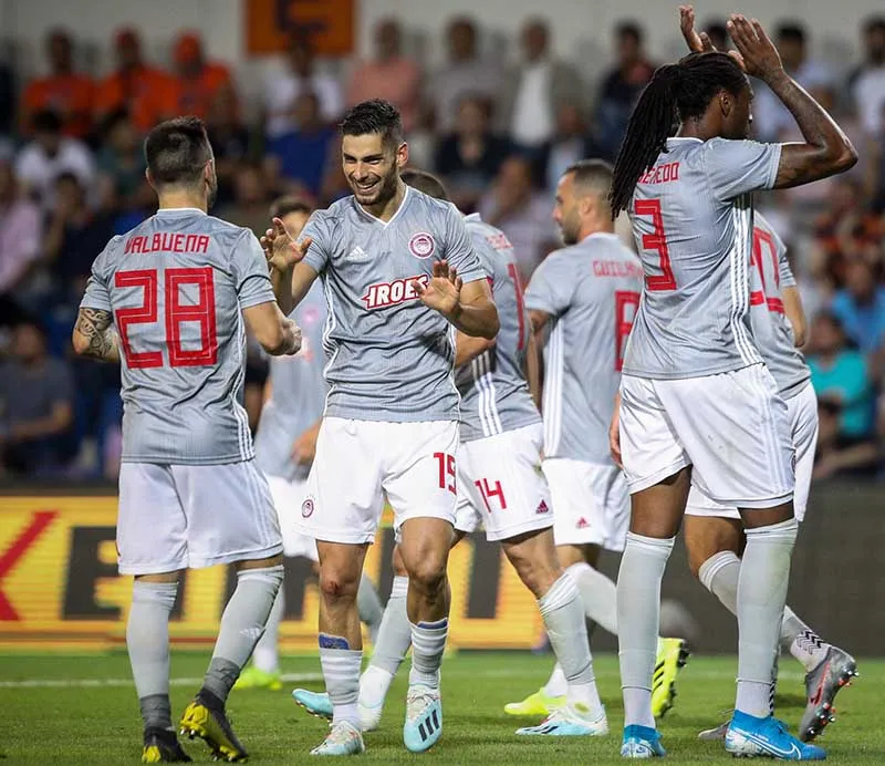 Jugadores de Olympiacos festejan un gol en Grecia