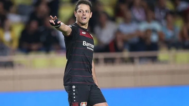Chicharito, durante un partido con el Bayer Leverkusen