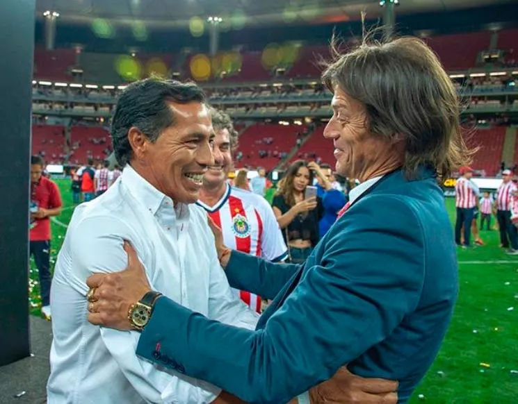 El Maestro felicita al argentino tras ganar el título con Chivas