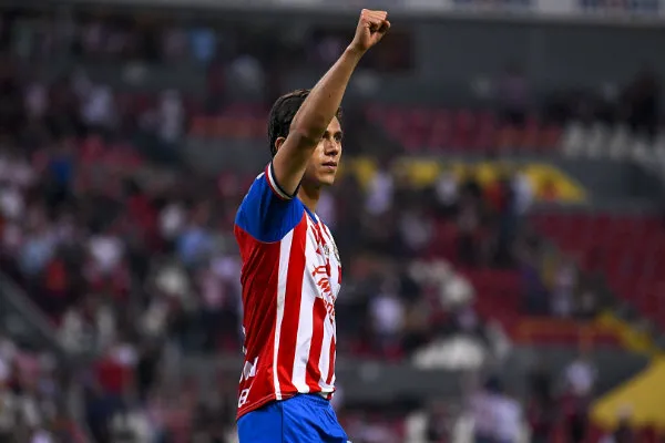 José Juan Macías celebrando una anotación con Chivas