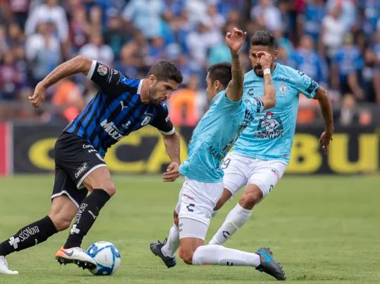 Jair Pereira, trata de dejar un hombre en el camino