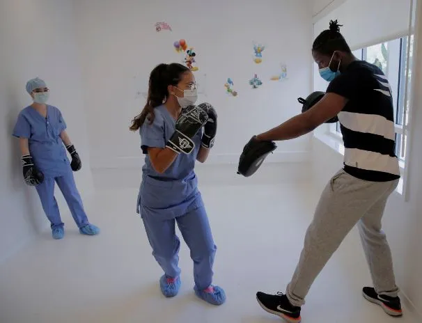 El exboxeador apoya a gente del personal médico