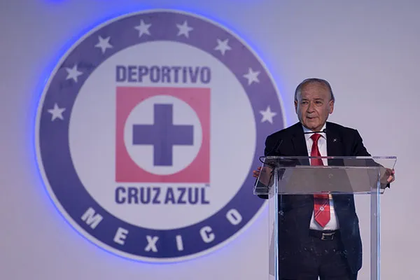Billy Álvarez en un evento con Cruz Azul