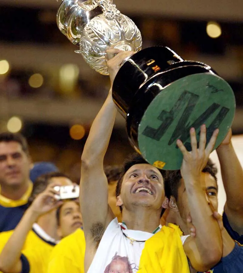 Castillo levanta el título en el Estadio Azteca