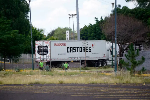 Camión de mudanza a las afueras del Estadio Morelos