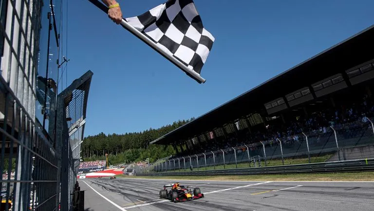 AP Bandera de cuadros en el GP de Austria