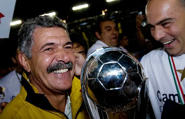 El Tuca Ferretti con el trofeo de Campeón