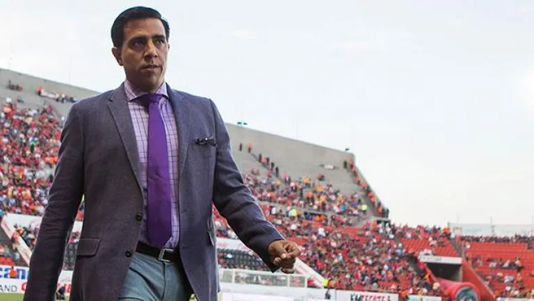 MEXSPORT César Farías en un partido con Xolos