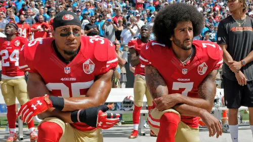 Colin Kaepernick protesta durante el Himno Nacional