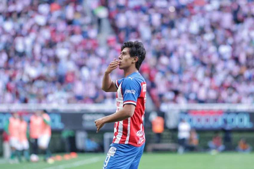 Macías durante un partido con Chivas
